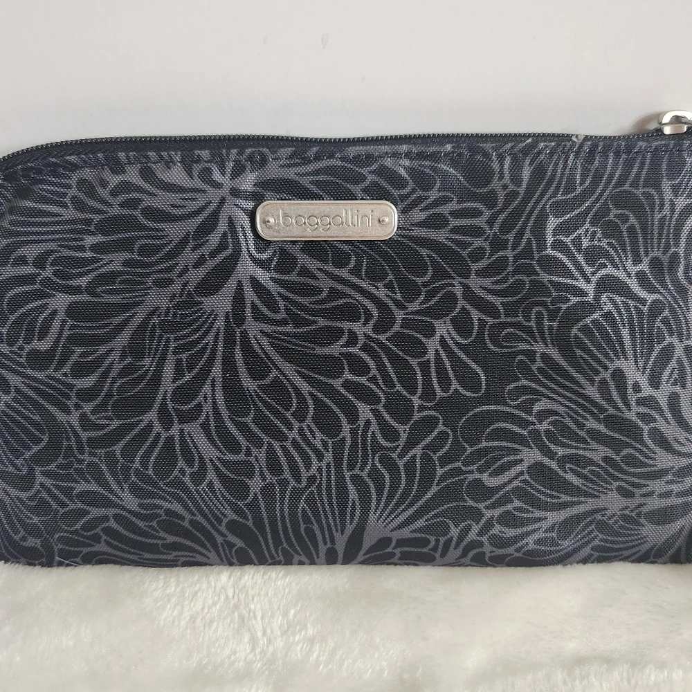 Baggallini Black Gray Midnight Blossom Floral RFID Phone Wrislet Wallet Clutch